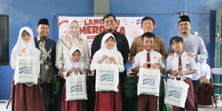 Kegiatan penyaluran bantuan oleh LAZ Darul Fattah Peduli kepada siswa SD Negeri 1 Sukamaju.