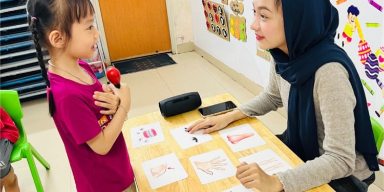 Dari Unila ke Hanoi, Mayra Zahra Berbagi Cara Belajar Kreatif untuk Anak Usia Dini