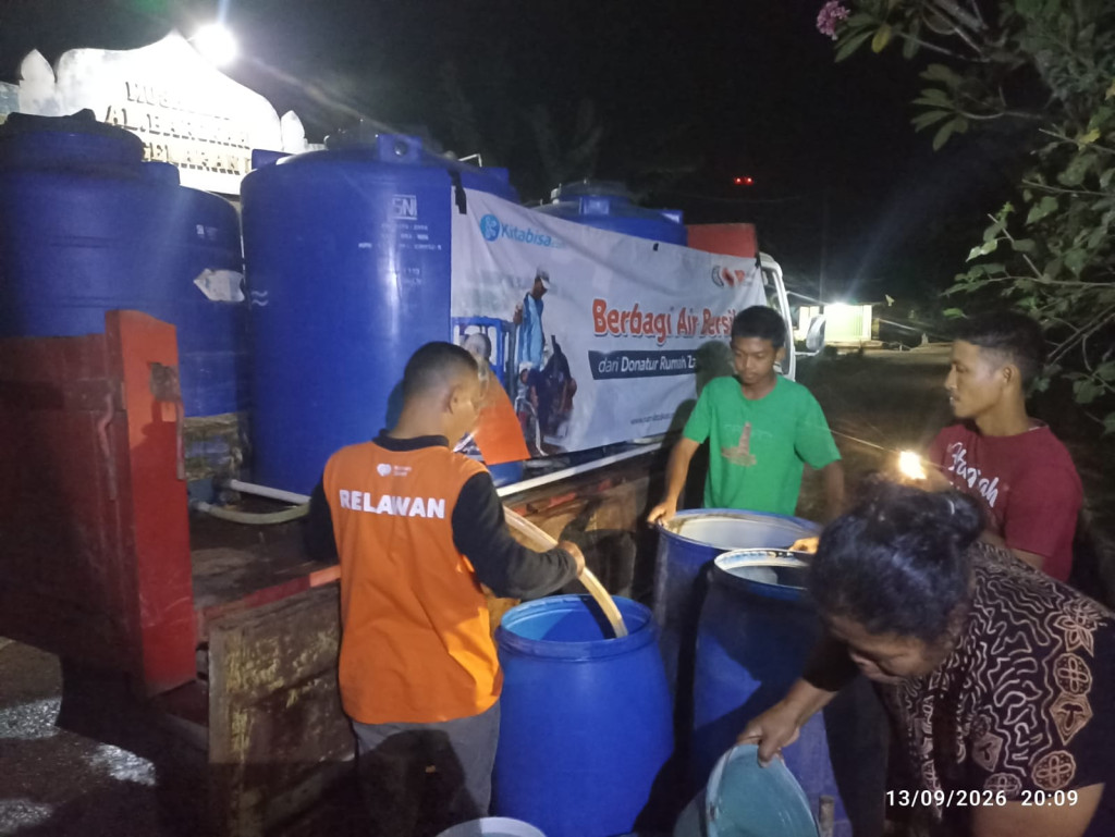 Warga terdampak kekeringan di Pringsewu mendapat bantuan 18 ribu liter air bersih dari Rumah Zakat dan BPBD untuk memenuhi kebutuhan sehari-hari.