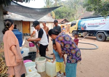 Rumah Zakat dan BPBD Pringsewu Salurkan 18 Ribu Liter Air Bersih ke Warga Terdampak Kekeringan