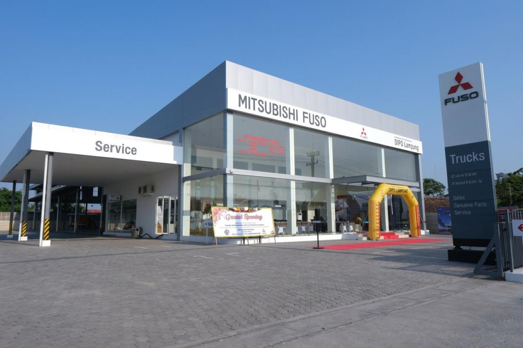 Fasilitas diler Mitsubishi Fuso PT DIPO Internasional Pahala Otomotif Lampung yang dilengkapi layanan Sales, Service, dan Spare Parts.