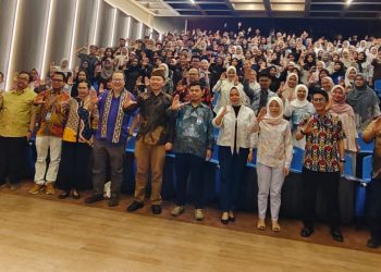 Prof. Lap Yan Kung dari The Chinese University of Hong Kong saat menjadi pembicara dalam UIMandiri GLOBAL Insight Seri ke-2 di Gedung Auditorium UIMandiri, Lampung Selatan, Rabu (24/9/2026).