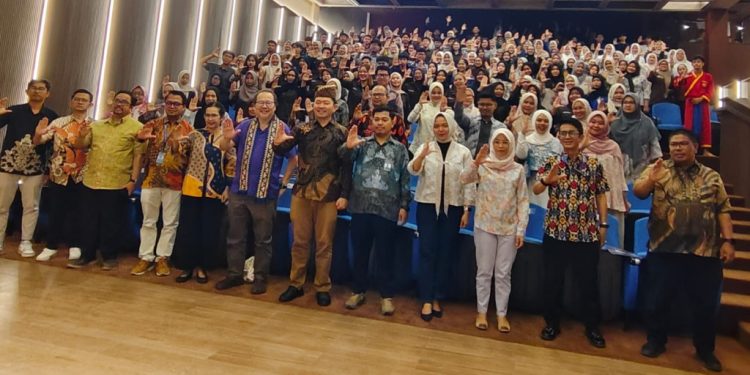 Prof. Lap Yan Kung dari The Chinese University of Hong Kong saat menjadi pembicara dalam UIMandiri GLOBAL Insight Seri ke-2 di Gedung Auditorium UIMandiri, Lampung Selatan, Rabu (24/9/2026).