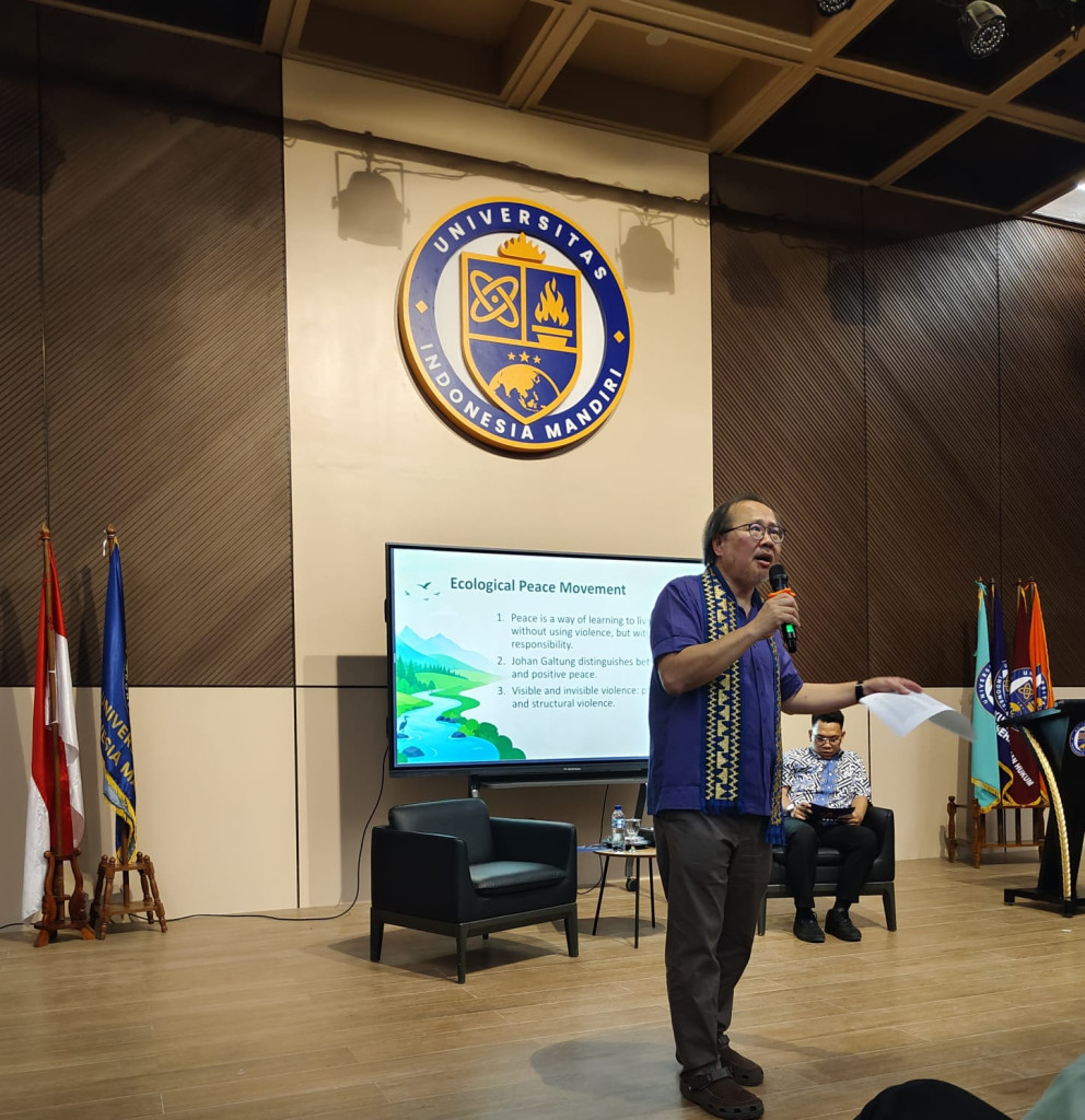Prof. Lap Yan Kung dari The Chinese University of Hong Kong saat menjadi pembicara dalam UIMandiri GLOBAL Insight Seri ke-2 di Gedung Auditorium UIMandiri, Lampung Selatan, Rabu (24/9/2026).