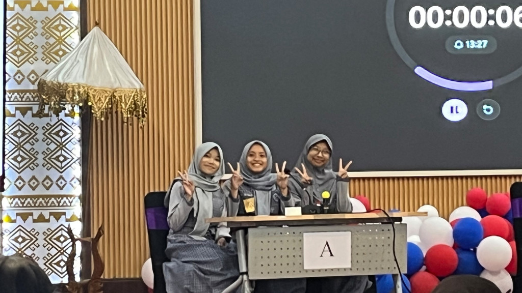 Tiga siswi SMAN 2 Bandar Lampung, Amira Kayana Putri, Falisha Mahdiya Layla, dan Ainhaya Najmi Rumasha, berhasil meraih juara 1 Lomba Cepat Tepat Bahasa Prancis tingkat Provinsi Lampung yang digelar FKIP Universitas Lampung.