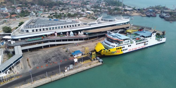 Seluruh Penumpang dan Awak KMP Batumandi Berhasil Dievakuasi Usai Kebakaran di Merak