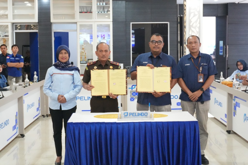 General Manager Pelindo Regional 2 Panjang, Hardianto, bersama Wakil Kepala Kejati Lampung, Tjakra Suyana Eka Putra, dalam penandatanganan perjanjian kerja sama bidang perdata dan tata usaha negara.