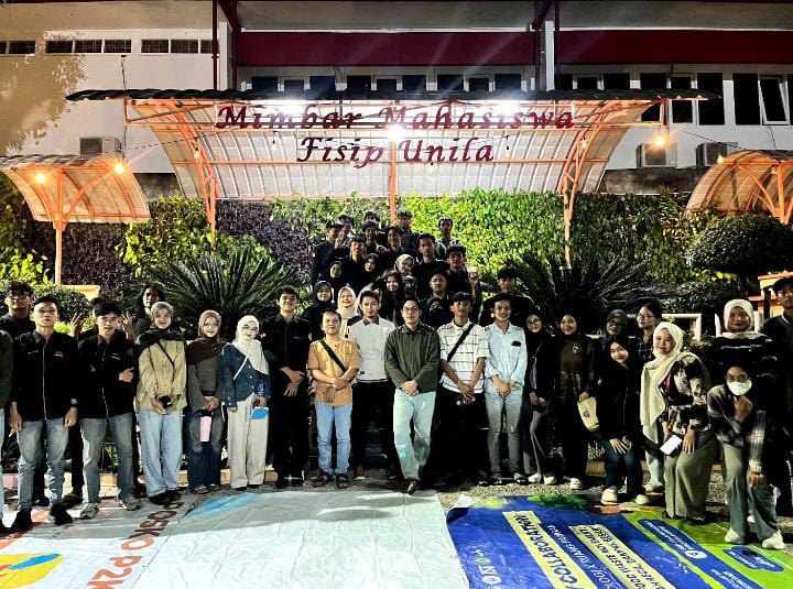 Mahasiswa Sosiologi dan Administrasi Negara Unila mengikuti nobar dan diskusi film Pesta Oligarki di Taman FISIP Unila, Kamis (8/10/2026).