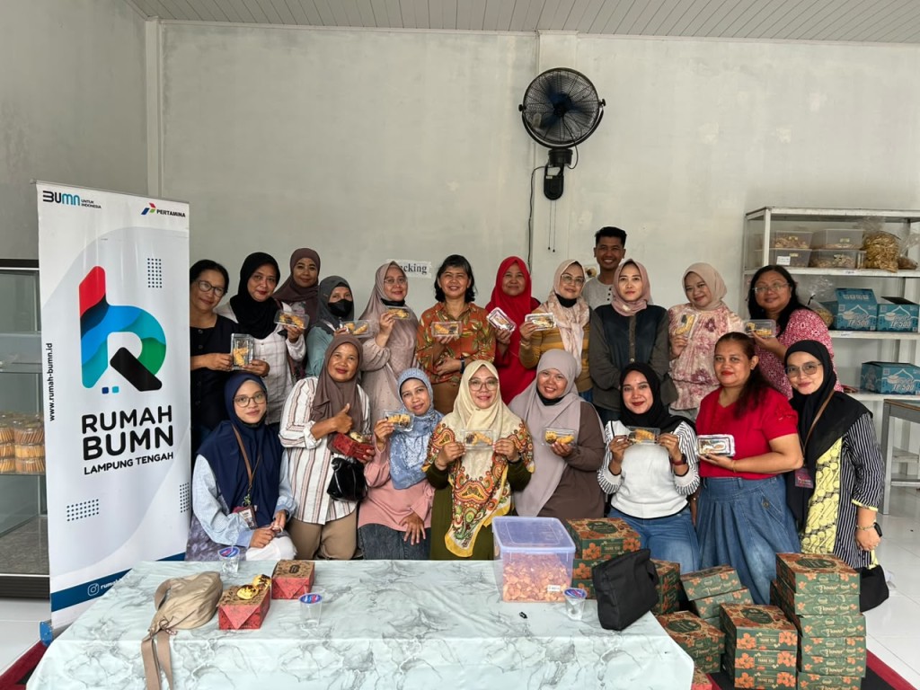 Rumah BUMN Lampung Tengah melatih 20 peserta membuat bolen pisang sebagai peluang usaha kuliner.