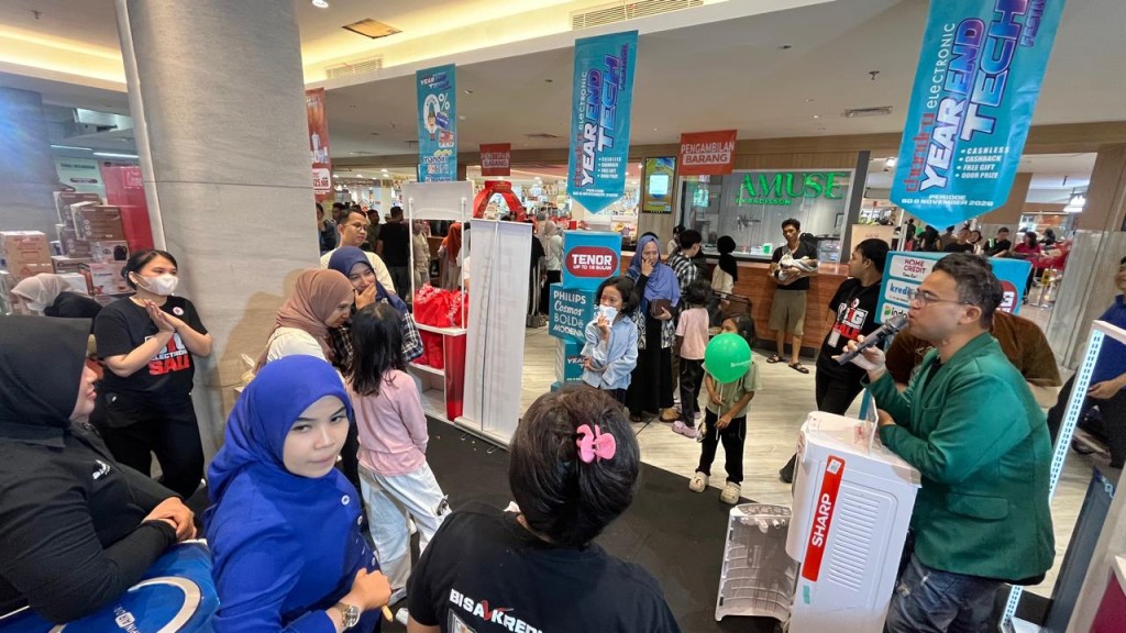 Sharp menghadirkan berbagai promo menarik dalam Year End Tech Festival di Chandra Mall Tanjung Karang, Bandar Lampung. Pengunjung bisa menikmati bonus pembelian TV hingga lelang produk elektronik.