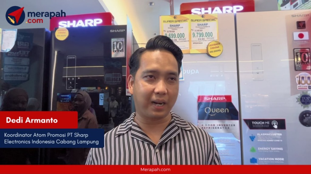 Koordinator Atom Promosi PT Sharp Electronics Indonesia Cabang Lampung, Dedi Armanto, menjelaskan berbagai promo, program lelang, serta layanan purnajual Sharp dalam pameran Year End Tech Festival di Chandra Lampung.