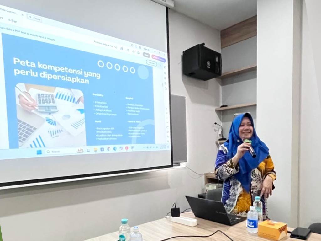 Dr. Novita Sari saat memberikan materi Pelatihan Assessment Pegawai PT Askrindo Branch Office Lampung.